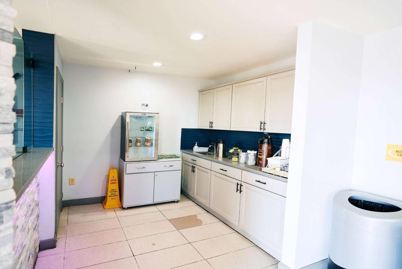 Super 8 By Wyndham Pueblo Hotel Ngoại thất bức ảnh