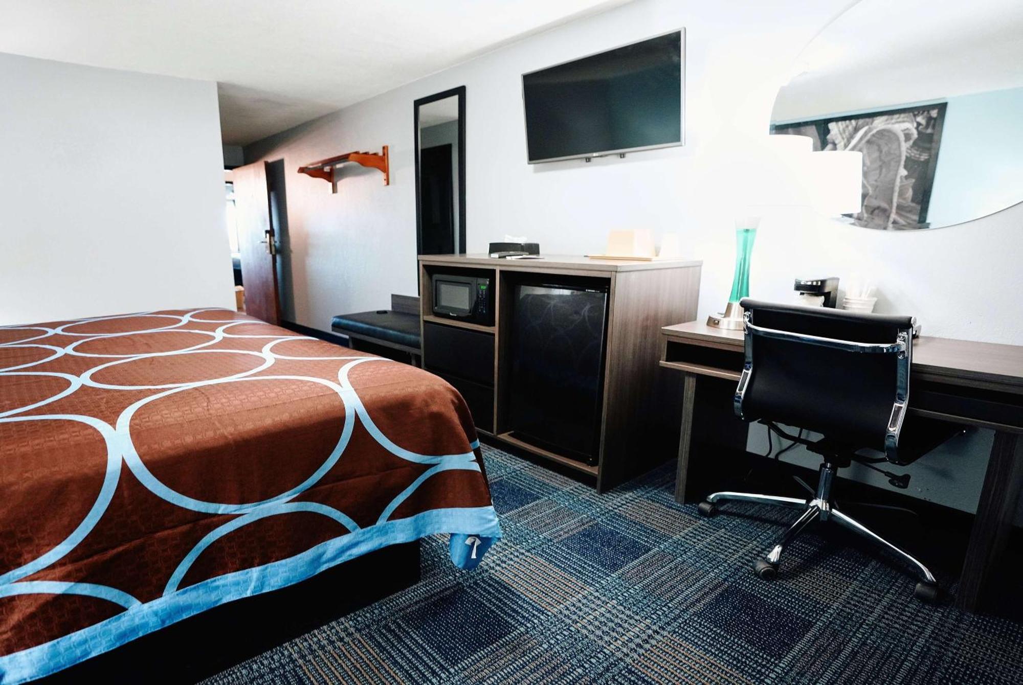 Super 8 By Wyndham Pueblo Hotel Ngoại thất bức ảnh