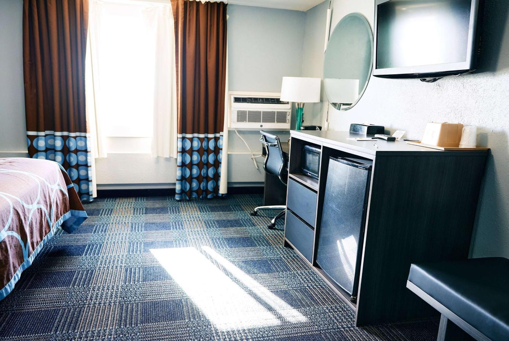 Super 8 By Wyndham Pueblo Hotel Ngoại thất bức ảnh