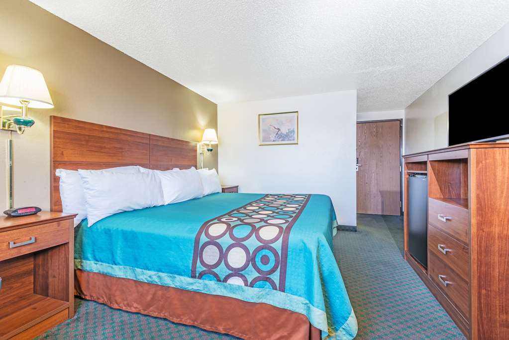 Super 8 By Wyndham Pueblo Hotel Phòng bức ảnh