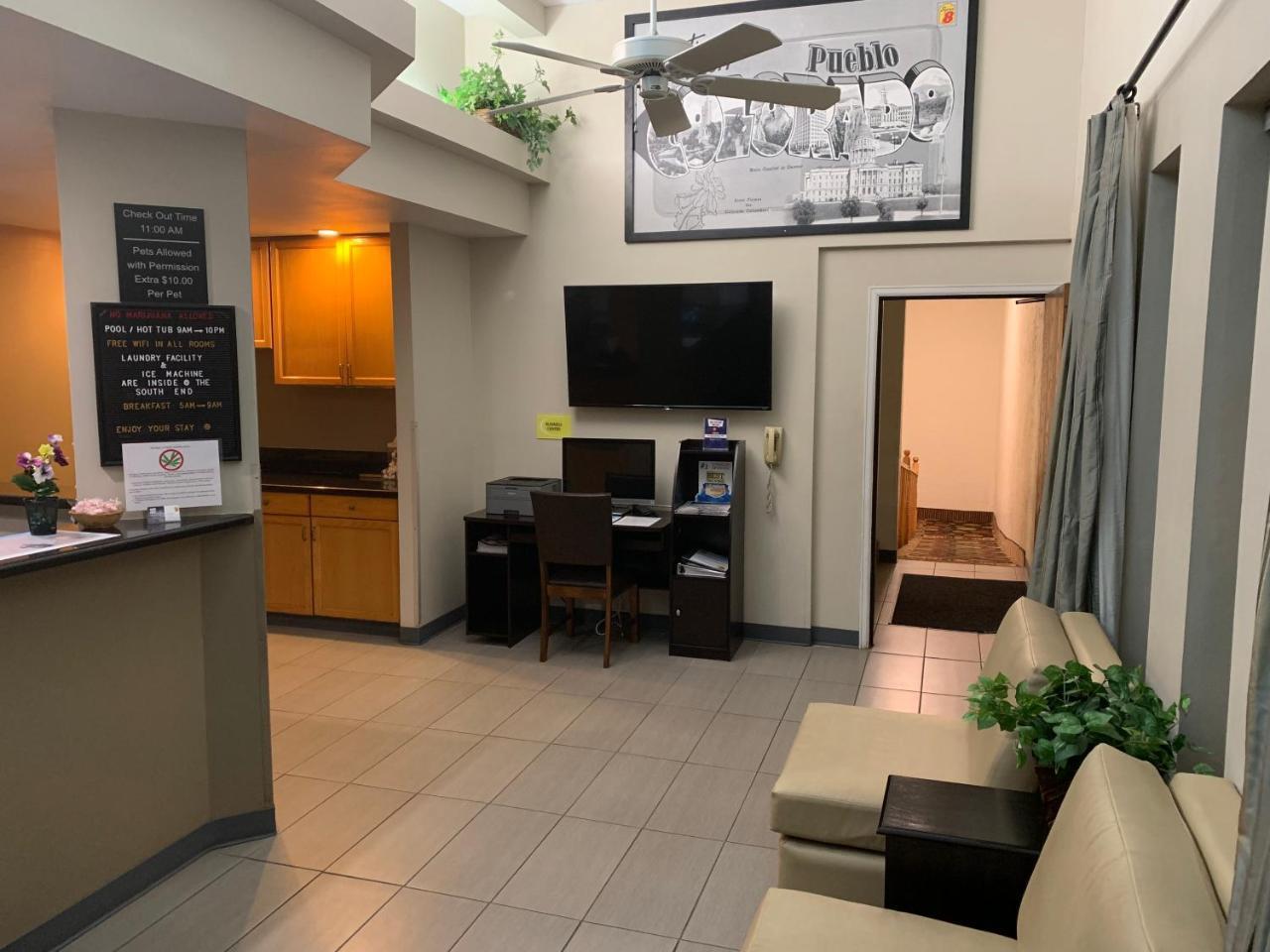 Super 8 By Wyndham Pueblo Hotel Ngoại thất bức ảnh